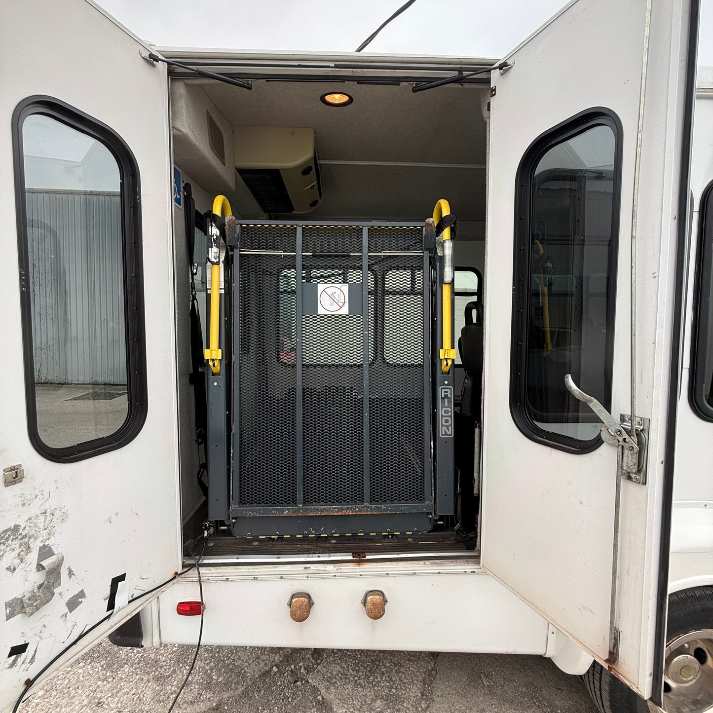 2009  Ford E350 Shuttle Bus