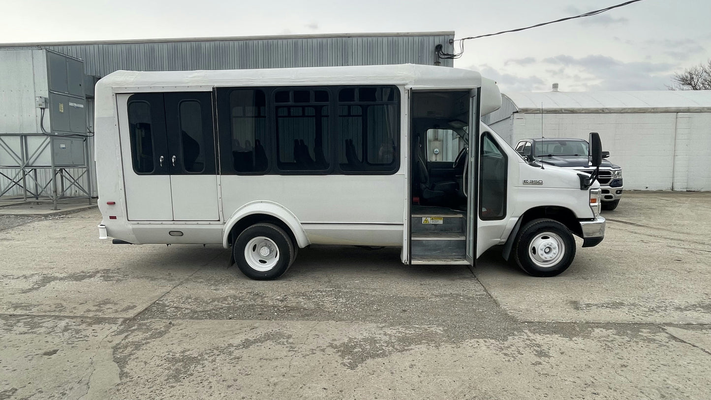 2013 Ford E350 Shuttle Bus - Handicap Accessible