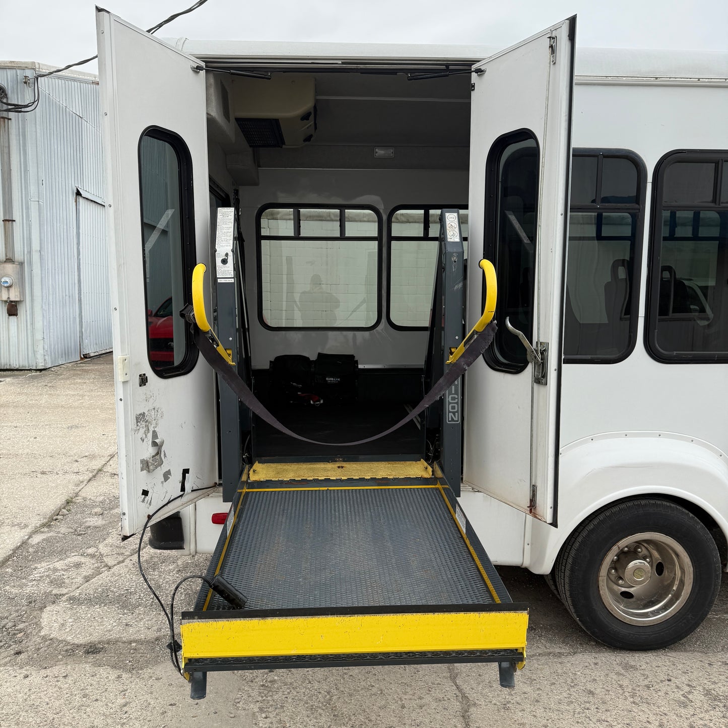 2009  Ford E350 Shuttle Bus