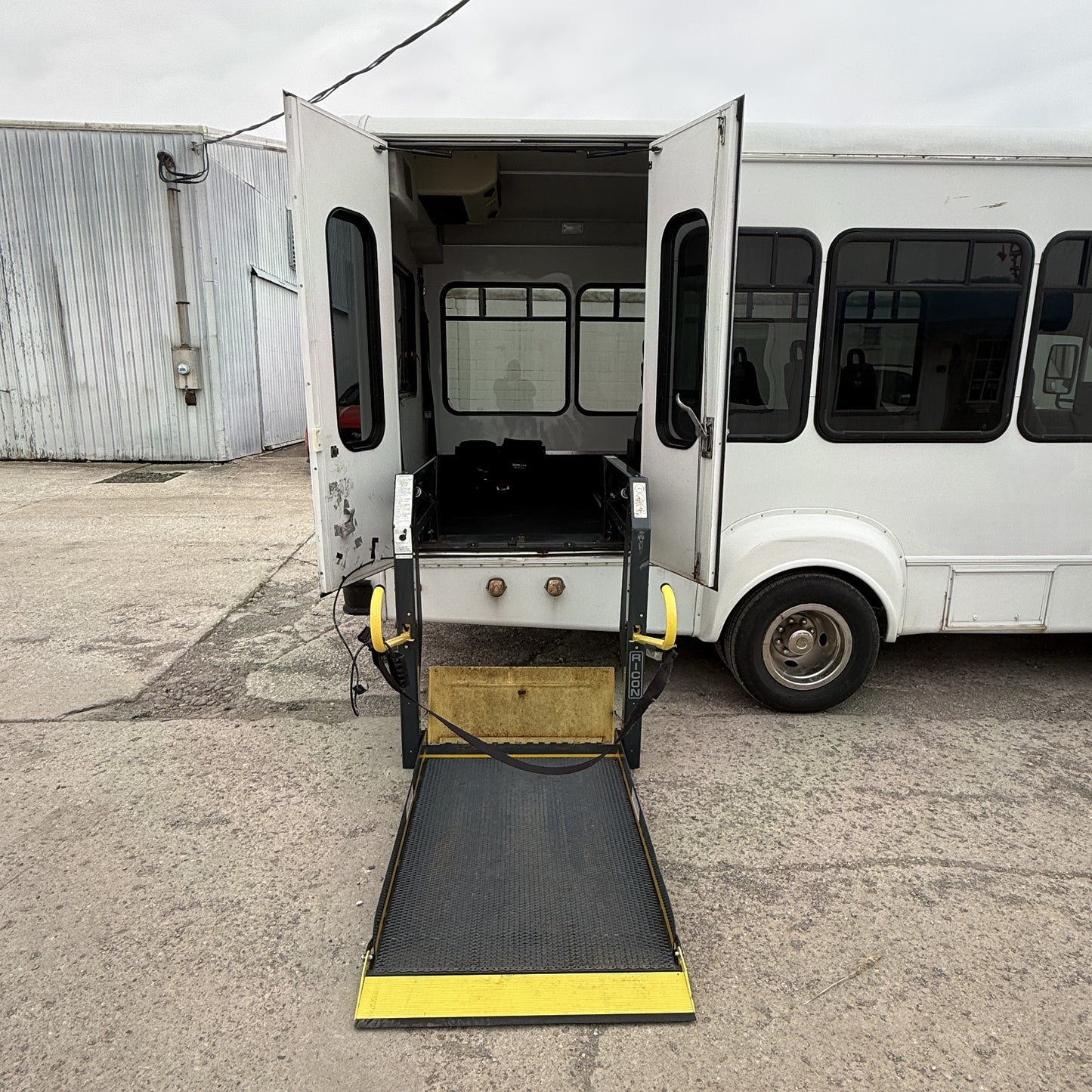 2009  Ford E350 Shuttle Bus