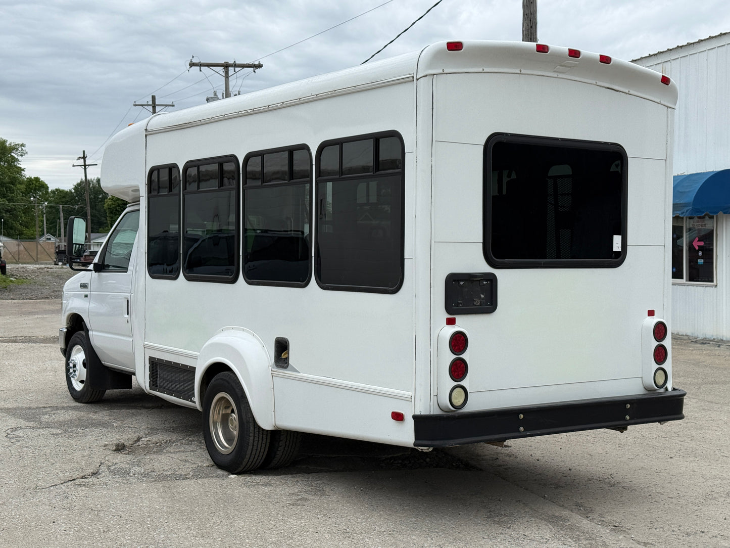 2009  Ford E350 Shuttle Bus