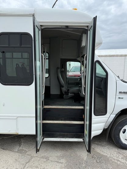 2009  Ford E350 Shuttle Bus