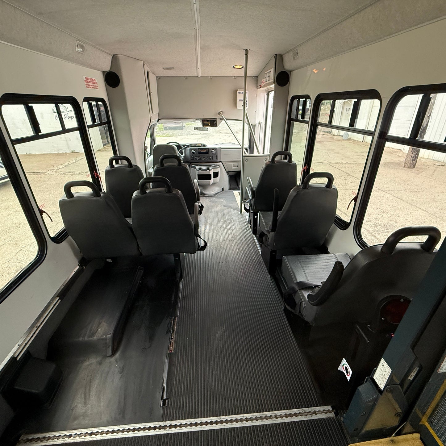 2009  Ford E350 Shuttle Bus
