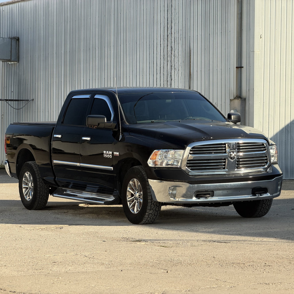 2014 Ram 1500 SLT - 5.7L HEMI - 4X4 photo 1