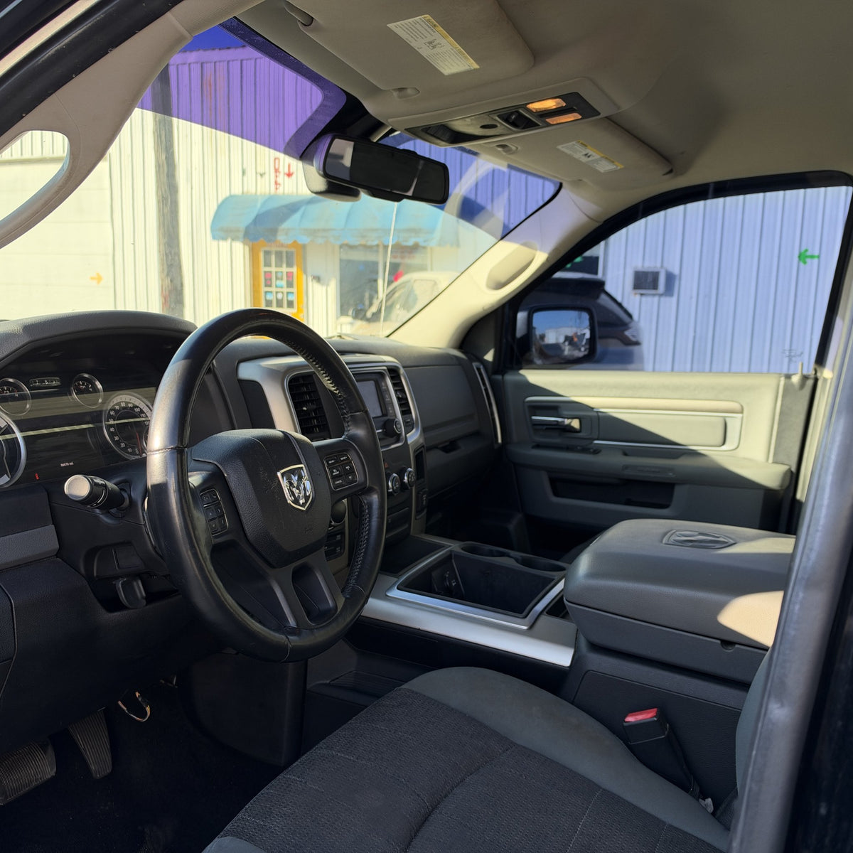 2014 Ram 1500 SLT - 5.7L HEMI - 4X4 photo 5