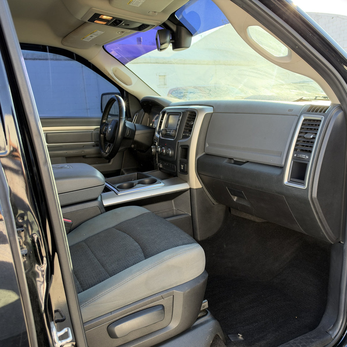 2014 Ram 1500 SLT - 5.7L HEMI - 4X4 photo 6